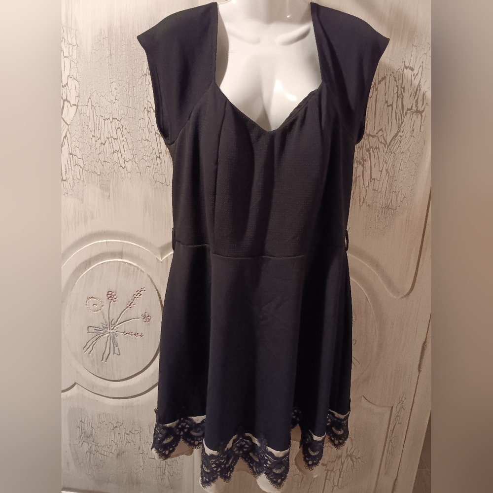 Special Black Dress with Lace Hem